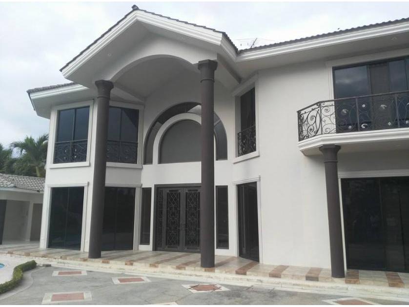 Casa lujosa en venta en Laguna Club con vista al lago