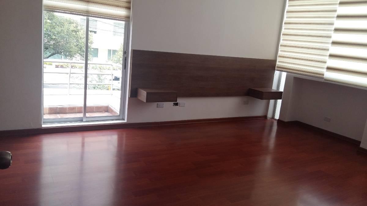 Vendo o Rento Linda Casa Remodelada 360 m de Constr. 400 m 5 Dormitor c/u BaÃ±o