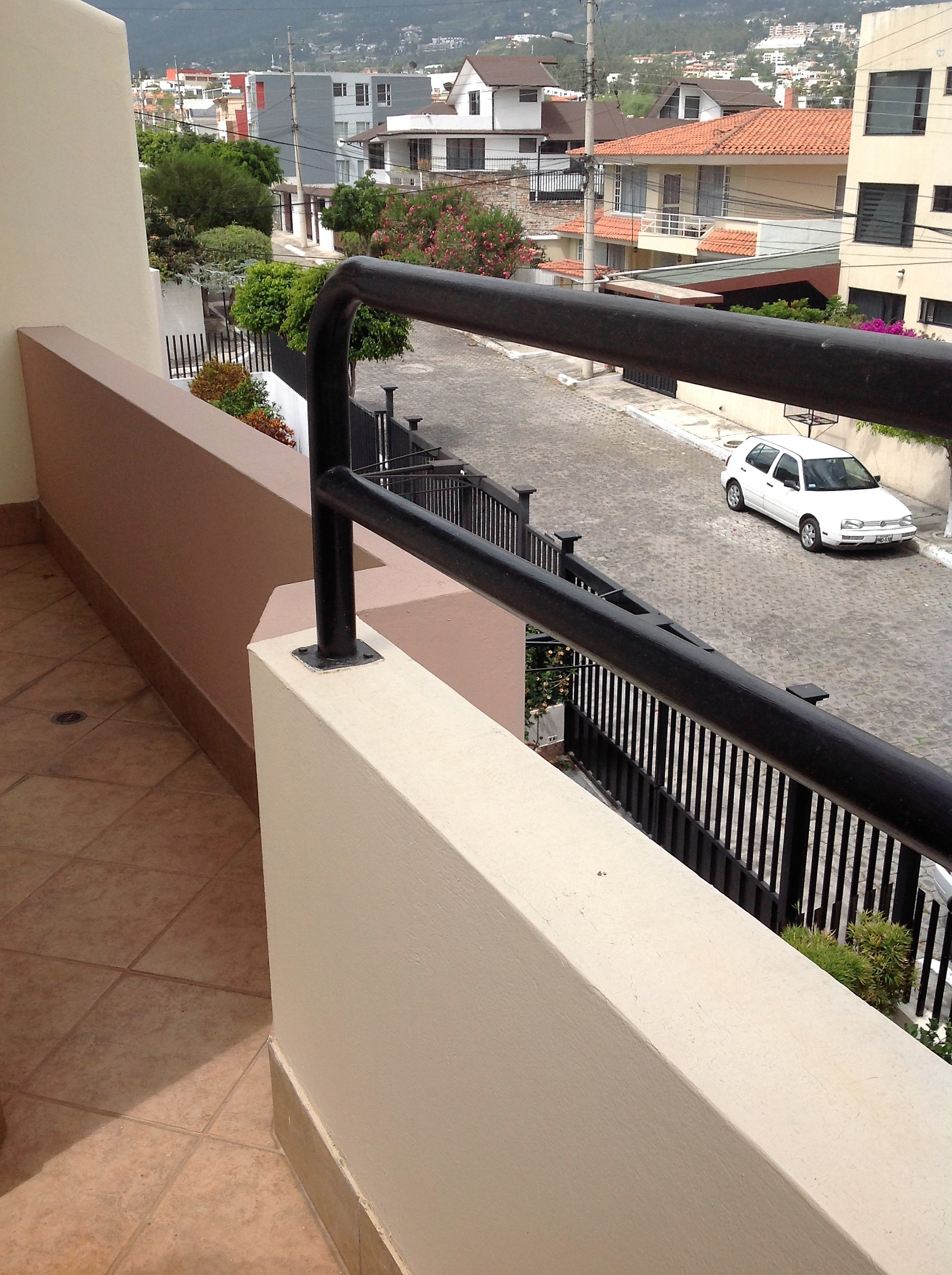 Casa de Arriendo en CumbayÃ¡. Sector Colegio AlemÃ¡n. Tres dormitorios