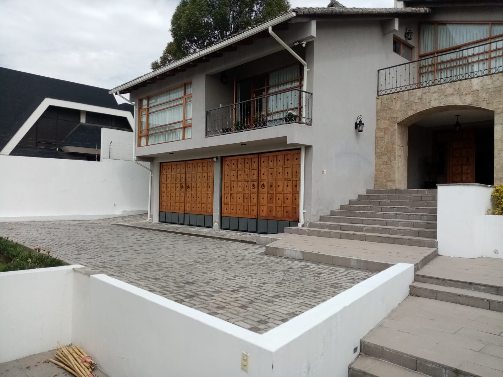 Hermosa casa de venta Jardines del Este Cumbaya
